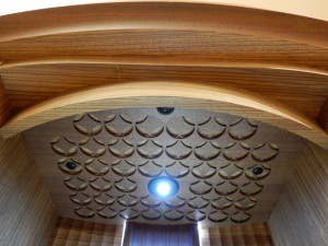 仏壇　 天井にも細やかな細工を施しています。LEDダウンライト付。本尊は取り外し可能　 佛光堂